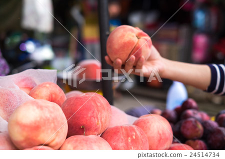 Peaches in market Peaches in market 24514734
