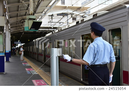 售票員推著月台上的出發鈴 24515054