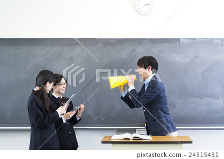 老師對著學生大喊大叫的擴音器 24515431