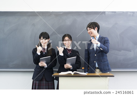 女孩高中生和好老師誰在黑板前做了個好兆頭 24516861