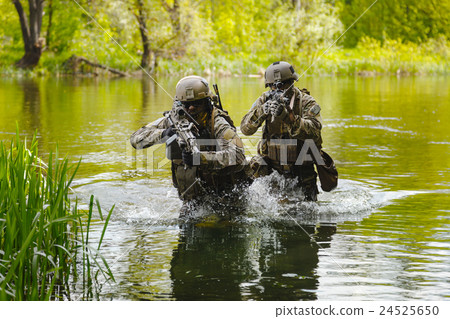 Green Berets soldiers in action Green Berets soldiers in action 24525650