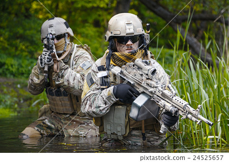 Green Berets soldiers in action Green Berets soldiers in action 24525657
