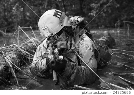 Green Beret in action Green Beret in action 24525696