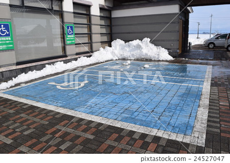 殘疾停車場在多雪的國家 24527047