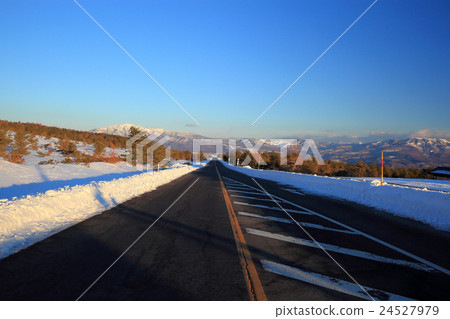 冬季惡魔擠壓公路 24527979