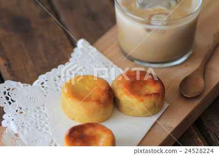 自製地瓜和冰鎮牛奶咖啡 24528224