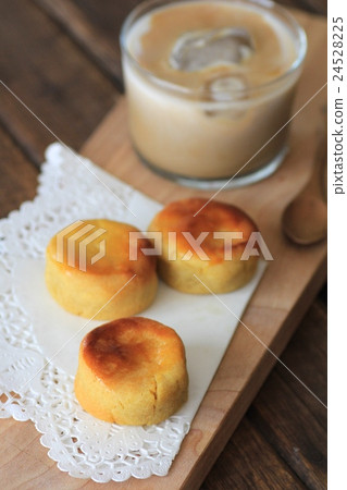 自製地瓜和冰鎮牛奶咖啡 自製地瓜和冰鎮牛奶咖啡 24528225