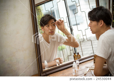 Men's lifestyle image Men's lifestyle image 24530044