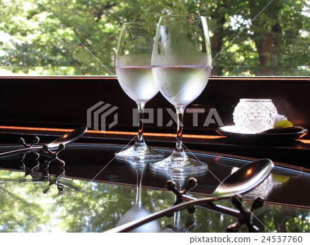 Windowside water glass Windowside water glass 24537760