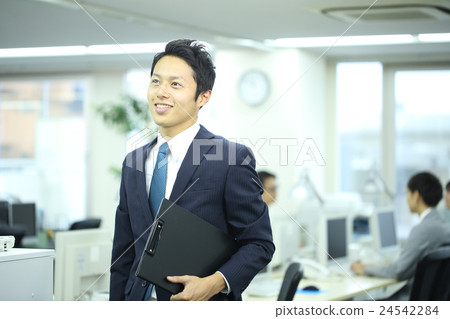 A man working in his 30's 24542284