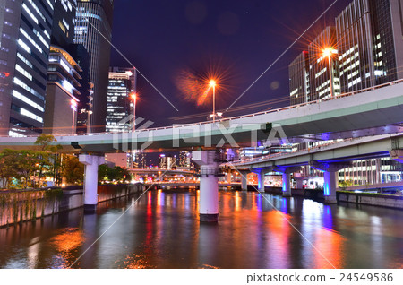 夜晚的城市風光 24549586