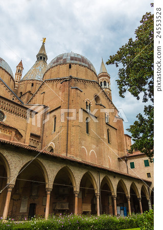 The inner garden of the Basilica Saint Anthony 24553528