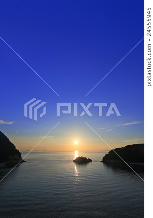 Dusk of Urashima legendary grounds, Miyotachi Shosai Peninsula "Kamogoshikoshi" at dusk (Left is Maruyamajima) 24555945