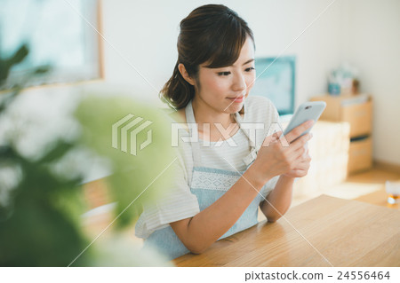 Housewife, housewife, smartphone 24556464