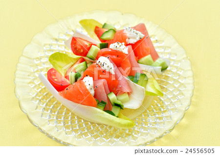 菊苣船（配菊苣沙拉，生火腿和煙熏三文魚） 24556505