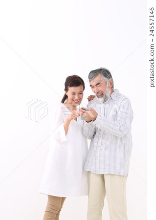 看智能手機的夫婦 24557146