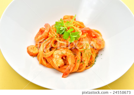 與蕃茄奶油色意大利麵食的蝦(用ering蔥)。意大利菜。 與蕃茄奶油色意大利麵食的蝦(用ering蔥)。意大利菜。 24558673