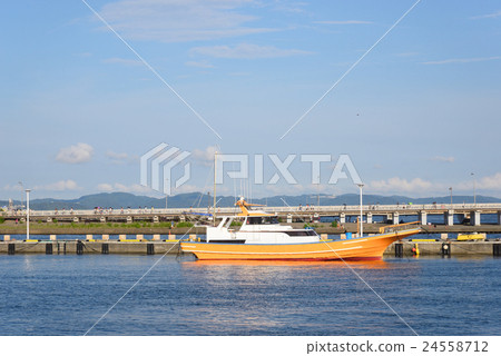 一艘漁船停泊在片瀨港 24558712