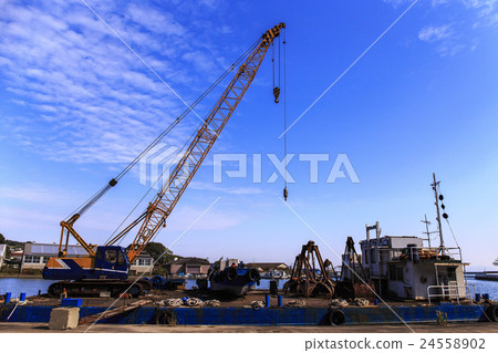 在重的設備浮游物的起重機汽車 24558902
