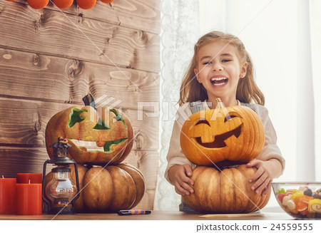 girl with carving pumpkin 24559555