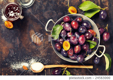 Making plum jam Making plum jam 24563000