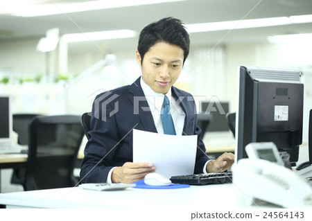 一個30多歲的男人 24564143