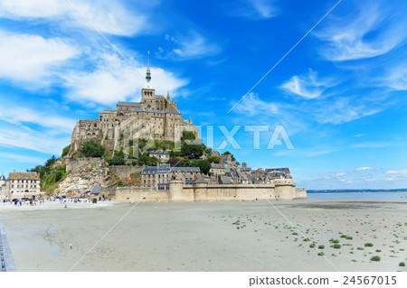 聖米歇爾山和藍藍的天空 24567015