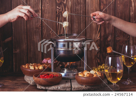 The cheese fondue 24567114