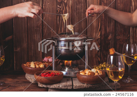 The cheese fondue 24567116