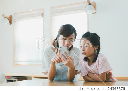 父母和小孩 親子 手機 24567876