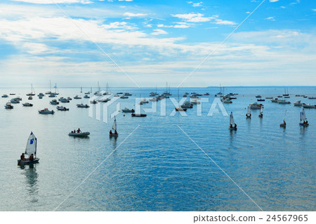Port-Mer-Cancale海濱的風景在法國 24567965