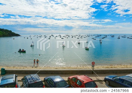 Port-Mer-Cancale海濱的風景在法國 24567966