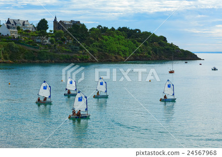 Port-Mer-Cancale海濱的風景在法國 Port-Mer-Cancale海濱的風景在法國 24567968