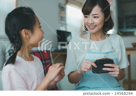 父母和小孩 親子 零花錢 24568294