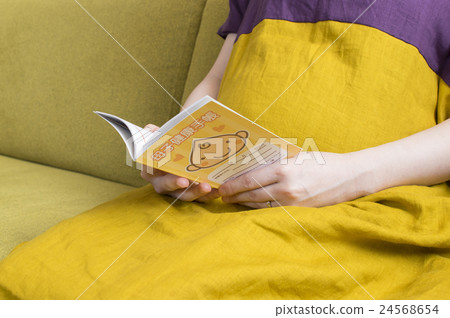 觀看母親和兒童手冊的孕婦 觀看母親和兒童手冊的孕婦 24568654