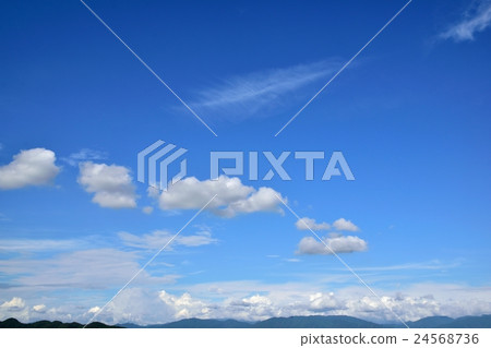 接近秋天的夏天天空的圖像 24568736