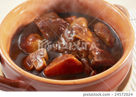 Beef stew with large ingredients 24572024