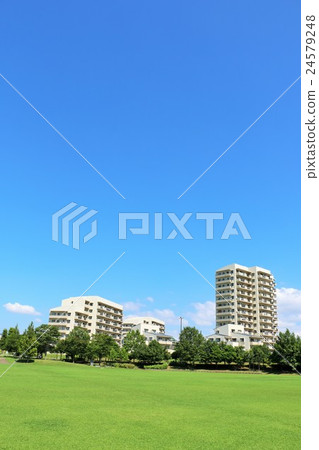 清新的藍天和公園廣場的風景 清新的藍天和公園廣場的風景 24579248