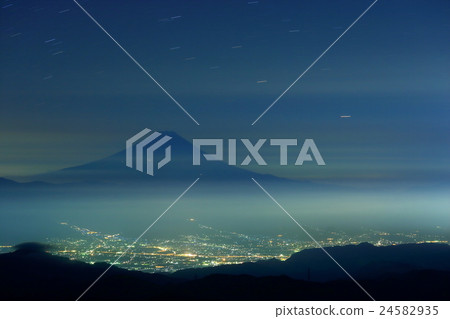 Mt.富士山和Canopus在從Mt. Jinpean看見的晚上，甲府盆地的夜視圖 24582935