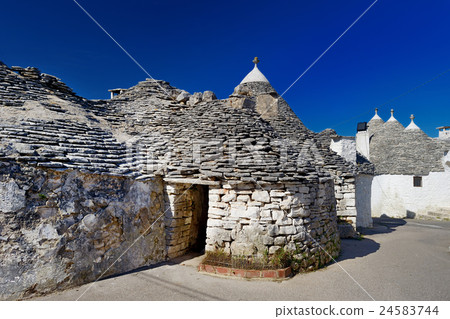 Traditional trulli houses in Alberobello 24583744