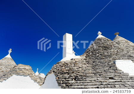 Traditional trulli houses in Alberobello 24583759