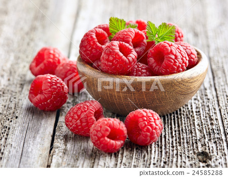 Raspberry with leaves Raspberry with leaves 24585288