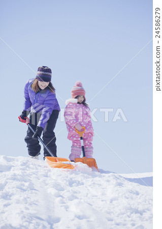 雪包父母和孩子 24586279
