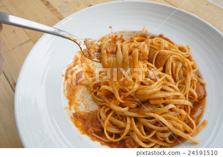fresh homecook spaghett on wooden table 24591510