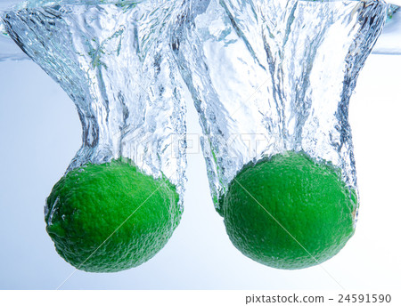 Lime falling underwater Lime falling underwater 24591590