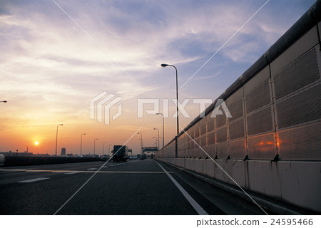 在日落弄髒的高速公路隔音牆壁 在日落弄髒的高速公路隔音牆壁 24595466