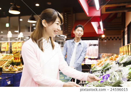 Super supermarket shopping couple couple family shopping shopping shopping male customer 24596015