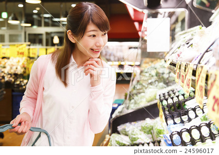Super supermarket shopping women customer shopping shopping young lady housewife 24596017
