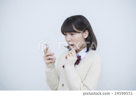 對手機感到驚訝的女學生 對手機感到驚訝的女學生 24599551