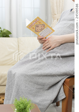 觀看母親和兒童手冊的孕婦 觀看母親和兒童手冊的孕婦 24599586